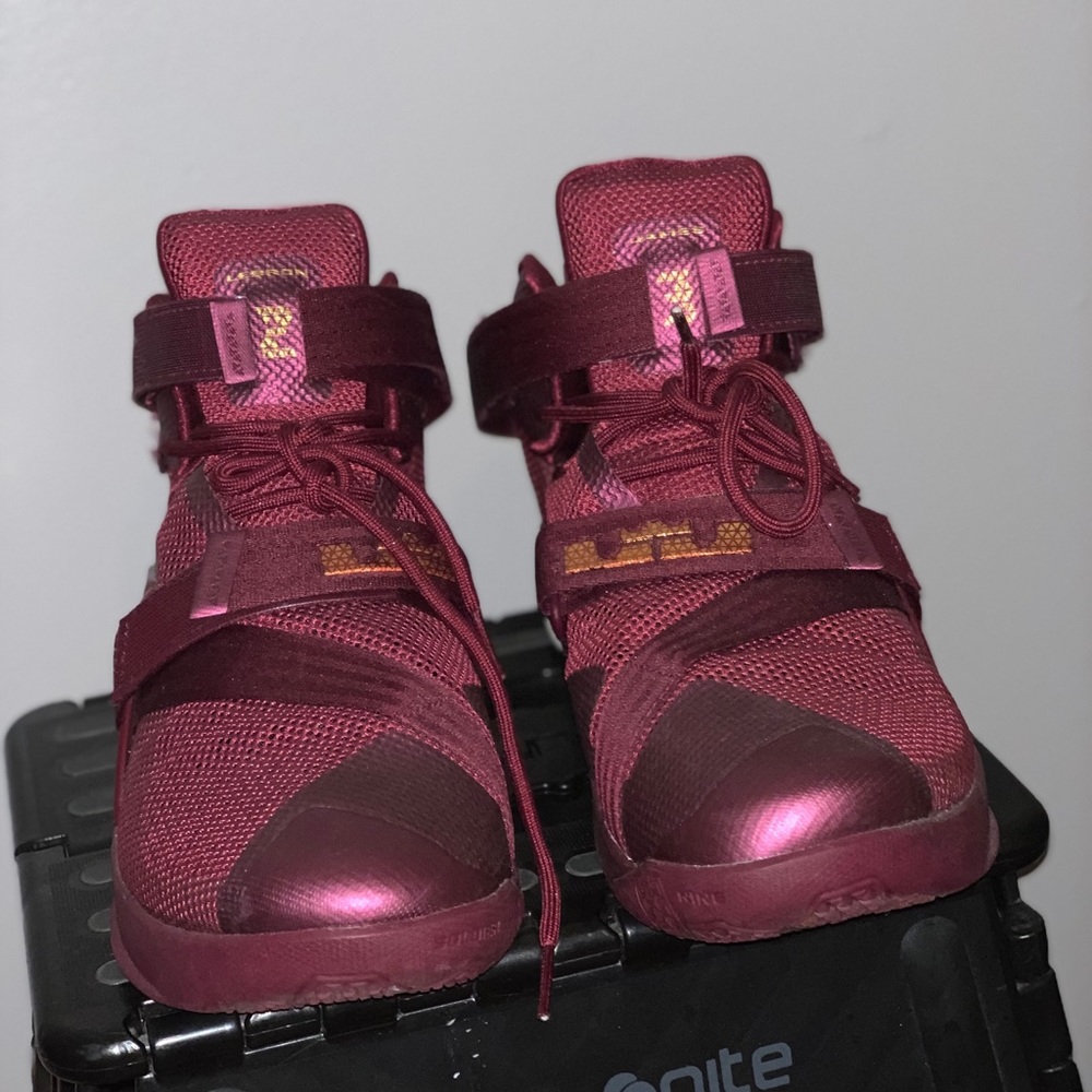 Nike lebron solider
